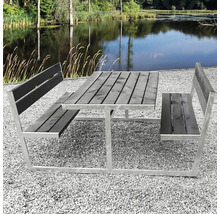Picknickbord med bänkar i trä och metall utomhus