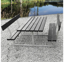 Picknickbord med bänkar och metallram utomhus