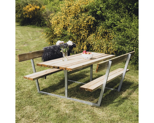 Trädgårdsscen med träbord och bänkar på en gräsmatta