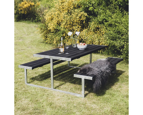 Trädgårdsscen med picknickbord med bänkar utomhus