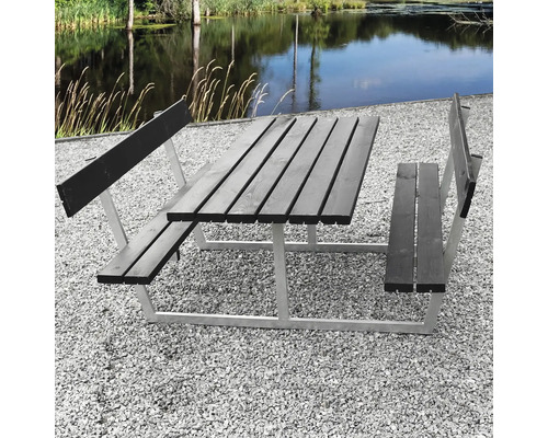 Picknickbord av trä och metall framför en sjö