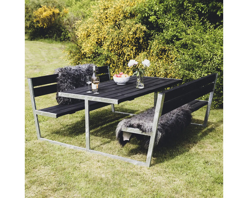 Trädgårdsgrupp med bord, bänkar och stålram i trädgården