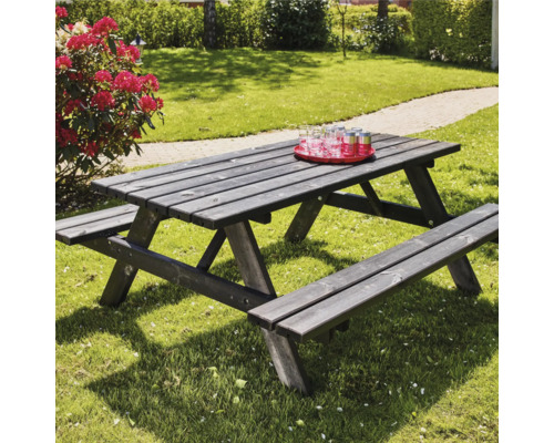 Trädgårdsträbord med bänkar på gräsmatta