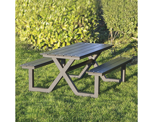 Picknickbord av plast för utomhusbruk på gräsmatta