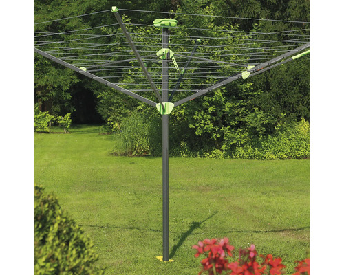 Roterande torkvinda i trädgården