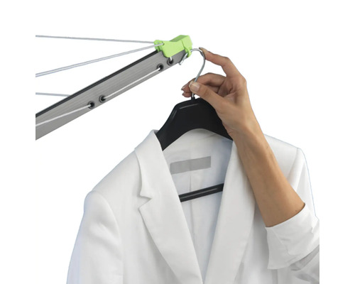 Torkvinda med kavaj upphängd på en galge