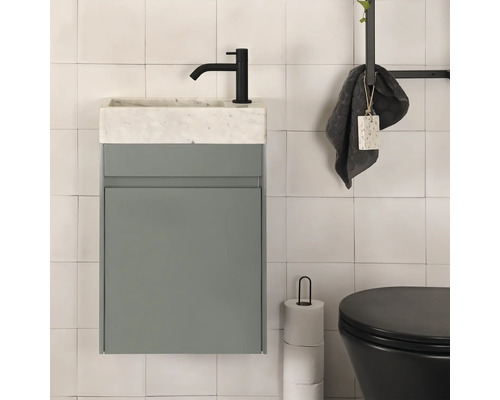 Badrum med tvättställsskåp, tvättställ och toalett