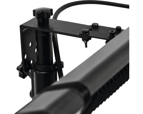 Detaljvy av ett fäste med skruvar för att fästa en produkt på en yta.