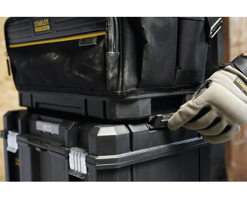 Verktygslåda med verktygsväska och manövrering av en person