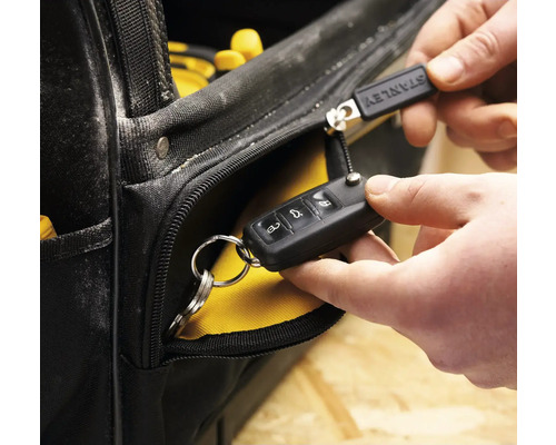 Närbild av en verktygsväska med nyckelknippa och Stanley dragkedja hänge