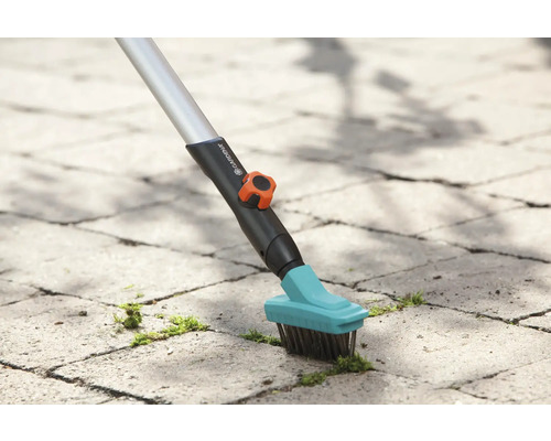 Fogborste för rengöring av gatsten med Gardena logotyp