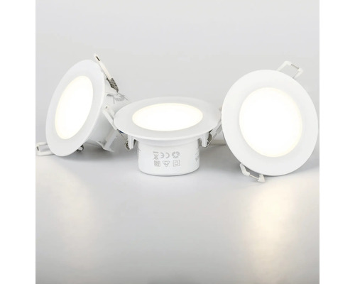 Tre runda, vita LED-spotlights för infälld montering