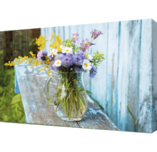 Canvastavla med blommor i en glaskaraff