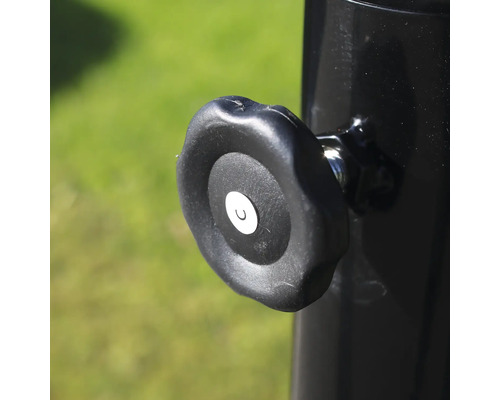 Ställskruv på en trädgårdsmöbel