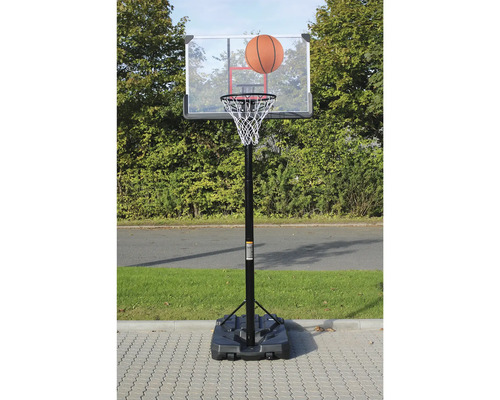 Basketbollkorg med boll utomhus