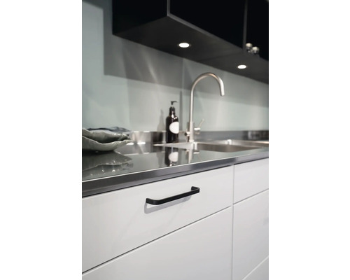 Diskho med blandare och köksredskap på bänkskivan