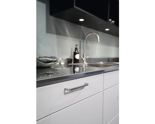 Diskho med blandare, tvålpump och köksskåp med handtag