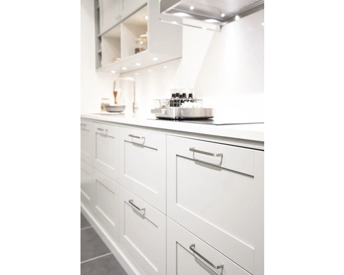 Kök med lådor och köksfläkt