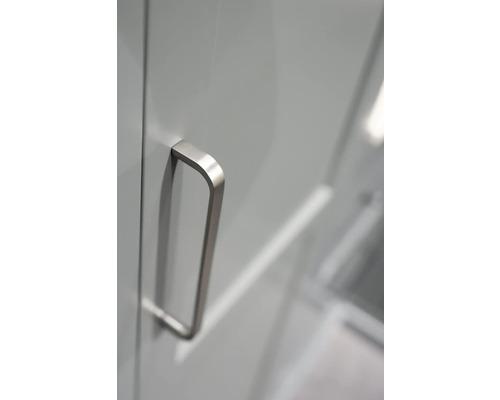 Skåpdörr med metallhandtag