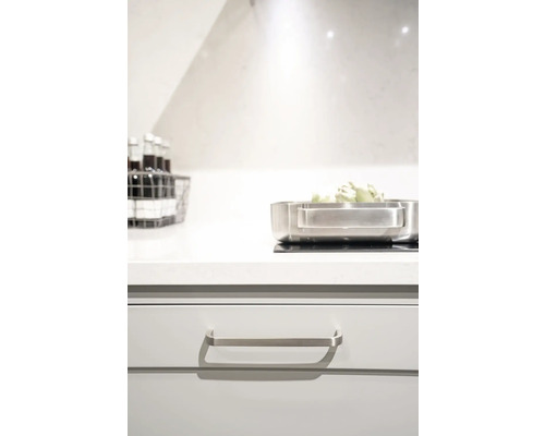 Köksscen med låda, diskho och köksredskap.