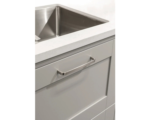 Närbild av diskho med köksskåp och handtag