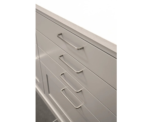 Detaljbild av badrumsskåp med lådor och metallhandtag