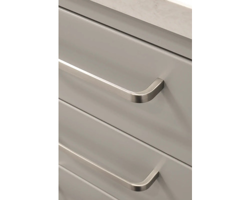 Detaljvy av lådor med metallhandtag