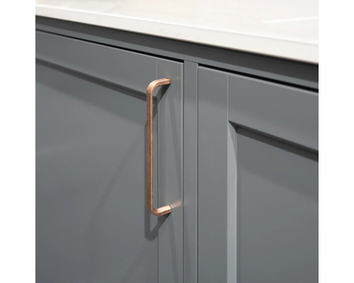 Skåpdörr med metallhandtag