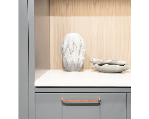 Dekorativ keramisk vas och skålar på ett skåp