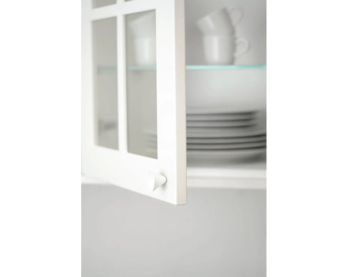 Öppet köksskåp med porslin