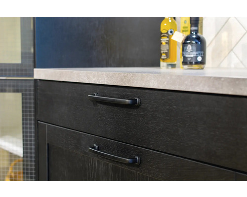 Detaljbild av köksskåp med handtag