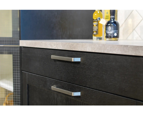 Detaljbild av kökslådor med handtag och en arbetsyta