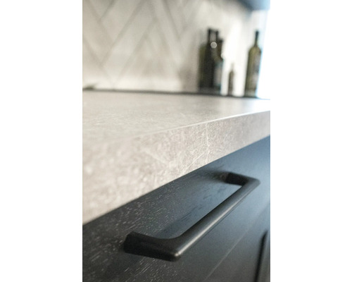 Detaljvy av en köksbänk med ett lådhandtag.