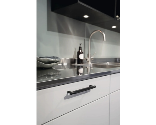 Köksscen med diskho, kran och skåp med handtag