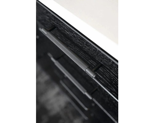 Detaljbild av en svart låda med handtag