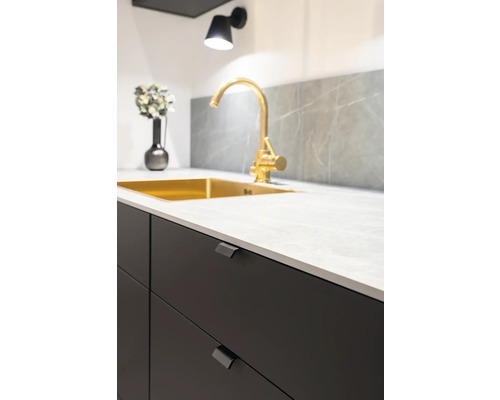 Köksscen med diskho, kran och lådor