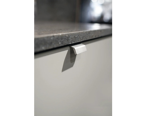 Detaljvy av köksskåp med handtagslist och bänkskiva