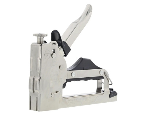 Häftpistol av metall med svart handtag och silverfärgad spak