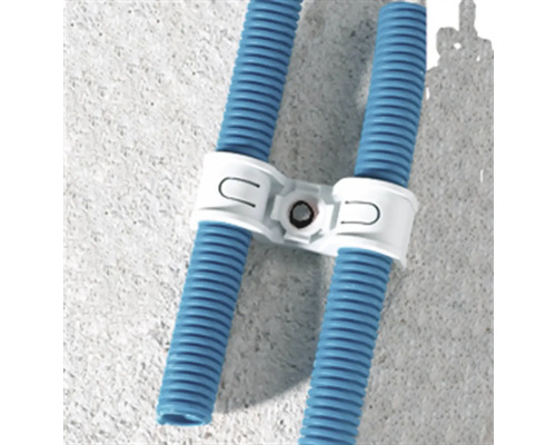 Dubbelklämma för montering av två rör på en vägg