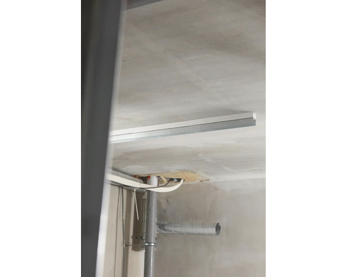 Tak med installationer och rör för gör-det-själv-projekt