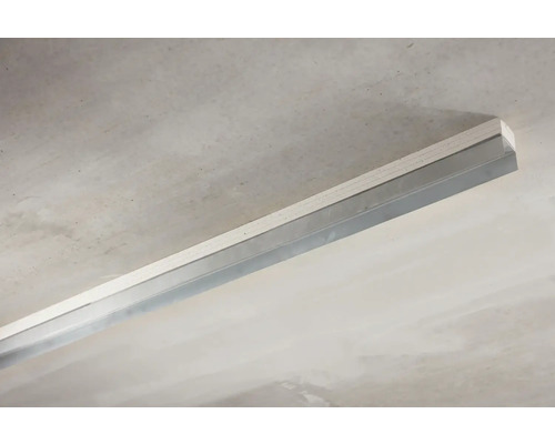 Detaljbild av ett nedhängt tak med metallprofil