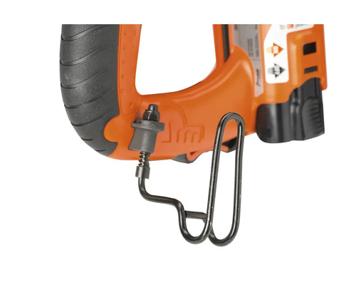 Detaljvy av en orange batteridriven spikpistol med bälteskrok