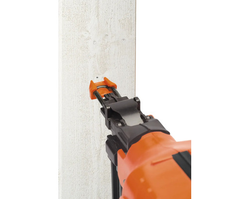 Spikpistol i bruk på en träplanka