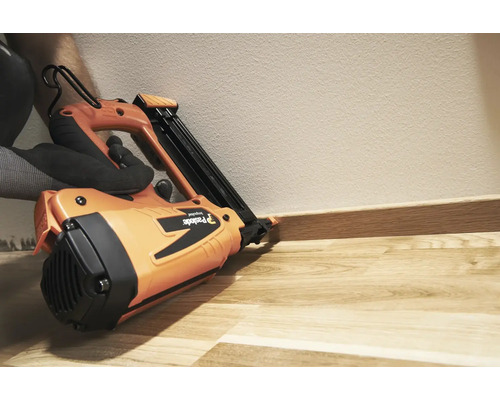 Paslode impulsgivare som fäster en golvlist