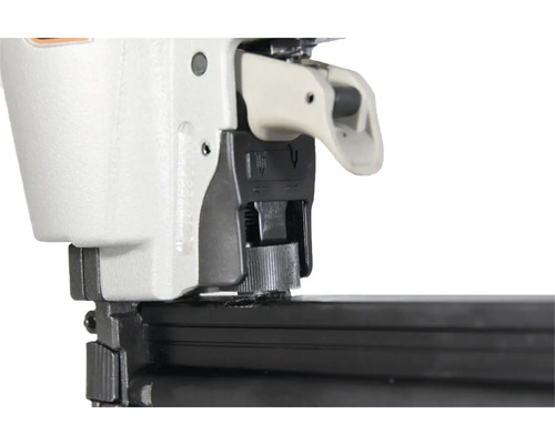 Detaljvy av en tryckluftsdriven spikpistol