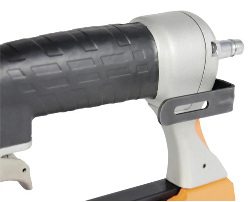 Detaljvy av en tryckluftspikpistol med gummerat handtag