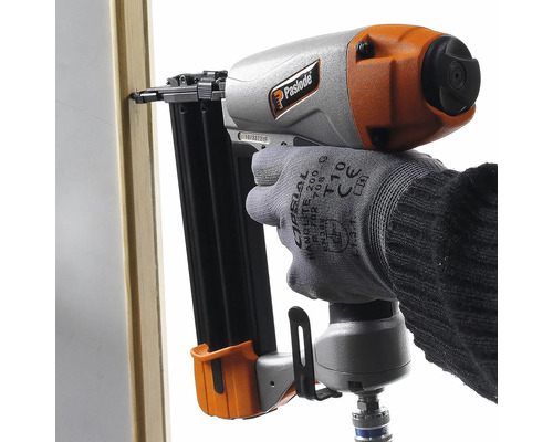 Paslode tryckluftsdriven spikpistol som används på en träram