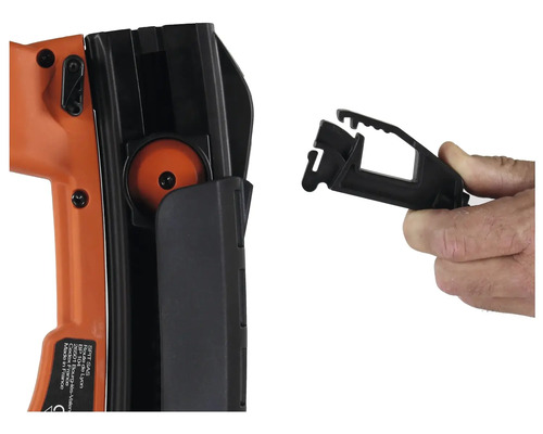 Detaljbild av en spikpistol med tillbehör.