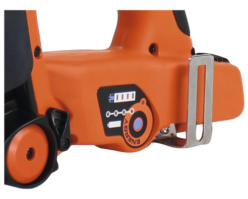 Detaljvy av en batteridriven motorsåg med laddningsstatusindikator.