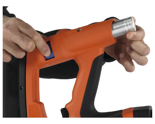 En gaspatron sätts in i ett gasdrivet verktyg.